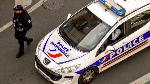 Manifestations contre les violences policières en France : Attaque contre une  voiture de police à Paris lors de la manifestation. - Le Pandore et la  Gendarmerie