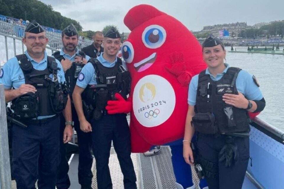 Des gendarmes de l’Orne avec Phryge, la mascotte des Jeux olympiques, à Paris, le 26 juillet 2024. ©Gendarmerie de l’Orne